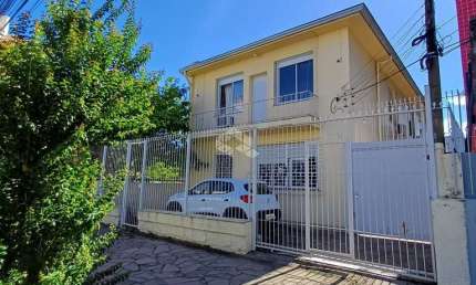 Sobrado com pátio composto de 2 apartamentos independentes de 3 quartos e casa nos fundos com  2 quartos no bairro Passo D?areia junto ao Carrefour
