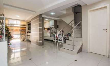 Casa à venda, 4 dormitórios sendo 1 suíte, piscina, 2 vagas, bairro Cristal, zona sul.