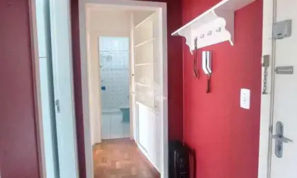 Apartamento mobiliado à venda com 1 dormitório/quarto, 1 box/vaga de garagem no bairro Higienópolis, zona norte de Porto Alegre/RS.
