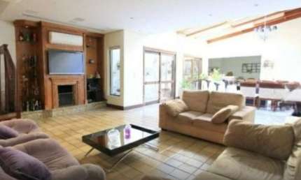 Casa à venda , com 4 dormitórios (4 suítes), 2 vagas, no Bairro Santana, zona Leste de PORTO ALEGRE/RS.