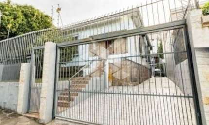 Casa à venda com 5 quartos, 4 banheiros,  5 vagas de garagem, piscina, no bairro Santo Antônio, POA/RS