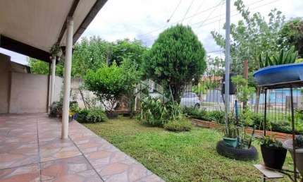 Casa à venda 3 quartos, 2 banheiros, garagem, pátio amplo, no bairro Hípica, POA/RS