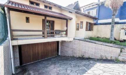 EXCELENTE CASA À VENDA COM 04 QUARTOS NA ZONA SUL DE PORTO ALEGRE!!