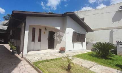 Casa com 3 quartos e vaga de garagem próxima a Rádio Fátima em Vacaria.