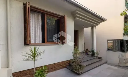 Ampla casa na Felicissimo de Azevedo, muito bem cuidada e conservada.