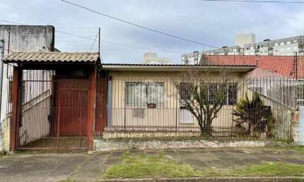 Casa Térrea no Sarandi com pátio bem amplo. Terreno de 10x30