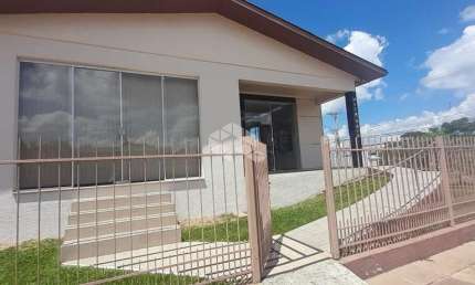 Casa de dois pisos com elevador e 2 salas comerciais próxima ao centro de Vacaria!