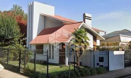 Casa de Alto Padrão com 5 dormitórios e 2 vagas de garagem no centro de Vacaria.