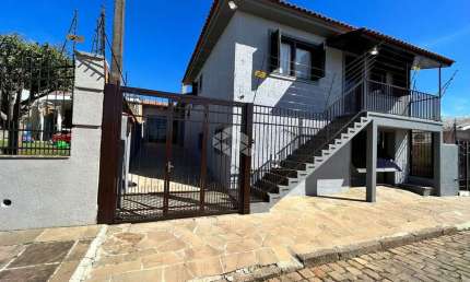 Casa de dois pavimentos à venda no bairro Vila Gaúcha