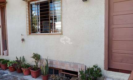 Excelente terreno de 500 metros quadrados com duas casas, pátio e canil