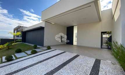 Casa à venda em condomínio fechado dentro da cidade