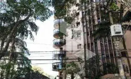 Apartamento com 4 suítes e closet, janelas com ventilação natural, salas amplas modernas, cozinha planejada, uma bela sala com lareira.