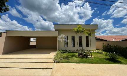 casa com 3 suítes, 3 vagas para carro e piscina a venda em Condomínio fechado em Atibaia