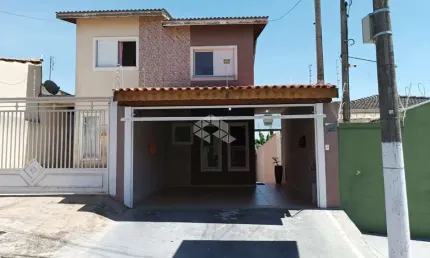 Linda casa à venda em Atibaia com 2 suítes e 2 vagas de garagem área com churrasqueira
