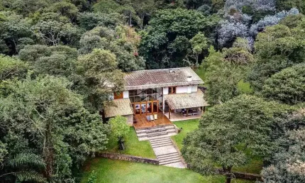 casa de Montanha à venda em Atibaia vaga para 6 carros e com cachoeira natural