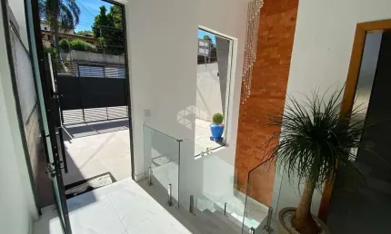Linda casa com vista para pedra grande, 3 suítes, semi mobiliada, para vender por r$ 830.000 mil!