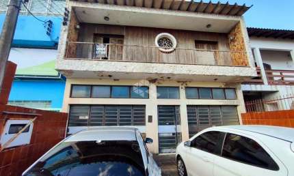 Prédio comercial de 3 andares à venda no bairro Navegantes, em Porto Alegre