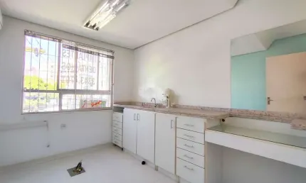 Apartamento de 2 Dormitórios, com pátio privativo, no bairro São João, em Porto Alegre.