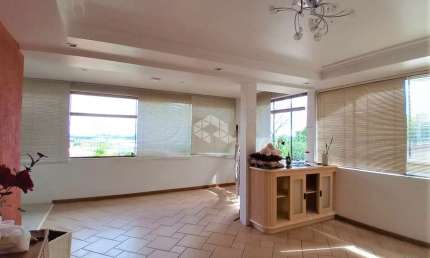 Casa 4 dormitórios e 5 vagas de garagem, semimobiliada, churrasqueira, sacada e terraço no bairro Jardim Floresta, Porto Alegre.
