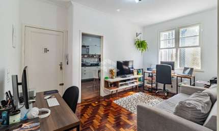 Apartamento 3 dormitórios, semimobiliado, sacada e churrasqueira no bairro São Geraldo, em Porto Alegre. Aceita financiamento e FGTS..