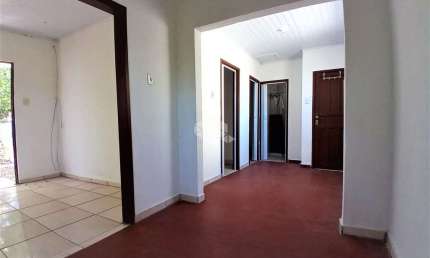 Casa com 4 dormitórios, pátio, 1 vaga de garagem no Bairro Jardim São Pedro, em Porto Alegre.
