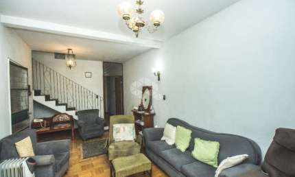Casa de 4 dormitórios, 1 suíte,  sacada, terraço e 2 vagas de garagem,  no bairro Jardim São Pedro, em Porto Alegre. Aceita financiamento e FGTS.