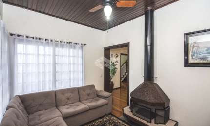 Casa com 4 dormitórios, suíte, lareira, churrasqueira, sacada, pátio e 3 vagas de garagem no bairro Jardim Itu, em Porto Alegre.
