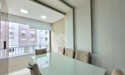 Apartamento mobiliado e decorado por arquiteto, com 2 dormitórios sendo 1 suíte no Bairro Humaita, em Porto Alegre
