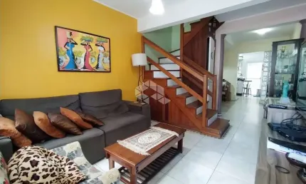 Casa triplex em condomínio fechado, 3 dormitórios sendo 1 suíte master no Bairro Humaita, Em Porto Alegre
