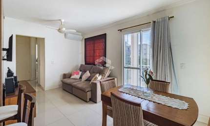 Apartamento com sacada, 3 dormitórios, 1 suíte, e 1 vaga de Garagem, em Porto Alegre