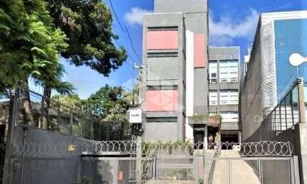 Prédio comercial com elevador e gerador no bairro Petrópolis em Porto Alegre