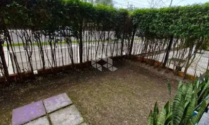 Apartamento 2 Dormitórios com pátio e 2 vagas escrituradas no bairro Humaitá.