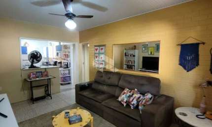 Casa com pátio e piscina, 2 dormitórios, com Vaga de Garagem no Bairro Alegria, em Guaiba.