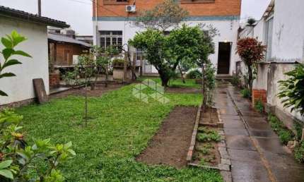 Casa residencial/comercial com terreno 11x44 no Bairro Santa Maria Goretti