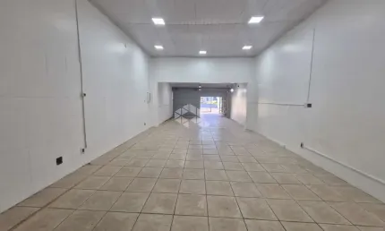 Ampla Loja Comercial Reformada e Pronta para Uso no Humaitá