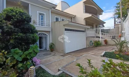 Casa com 303m2 de área construída, 3 Dormitórios sendo 1 suíte, com 2 vagas de garagem, em Porto Alegre
