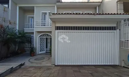 Casa com 303m2 de área construída, 3 Dormitórios sendo 1 suíte, com 2 vagas de garagem, em Porto Alegre