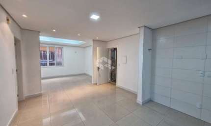 Apartamento Térreo Garden Reformado - 3 Quartos  (1 Suíte), Pátio e Vaga - Bairro Navegantes