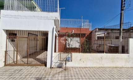 Casa com 2 dormitórios e 1 vaga de garagem, no bairro Farrapos, em Porto Alegre.