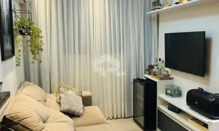 Apartamento de 2 dormitórios, elevador, infraestrutura completa de condomínio com churrasqueira e 1 vaga de garagem no bairro Humaitá, em Porto Alegre