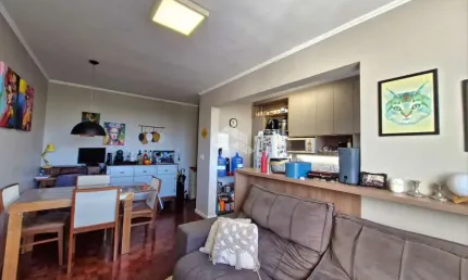 Apartamento 3 dormitórios, reformado, semimobiliado, elevador com 1 vaga de garagem no bairro Humaitá, em Porto Alegre.