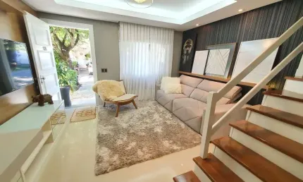 Casa em condomínio fechado no bairro Humaitá em Porto Alegre.