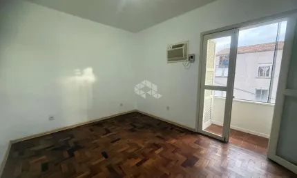 Apartamento de 2 dormitórios, no bairro São João, em Porto Alegre.