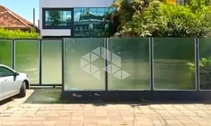Prédio comercial, no bairro navegantes, em porto alegre.