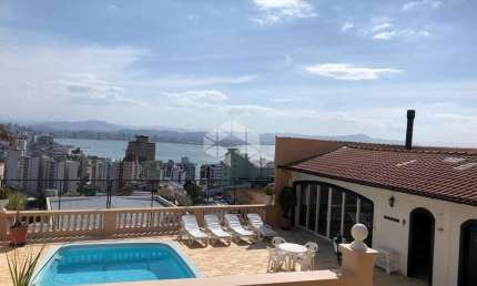 CASA DE 2 DORMITORIOS NO BAIRRO CENTRO - FLORIANÓPOLIS/SC