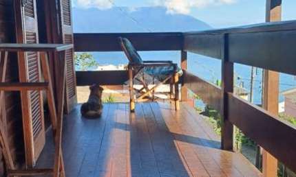 CASA COM QUATRO DORMITÓRIOS NO BAIRRO RIBEIRÃO DA ILHA EM FLORIANÓPOLIS/SC