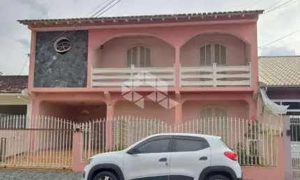 CASA COM 4 QUARTOS NO BAIRRO BALNEÁRIO - FLORIANÓPOLIS/SC