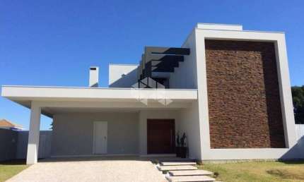 CASA COM QUATRO SUÍTES NO BAIRRO CAMPECHE EM FLORIANÓPOLIS/SC