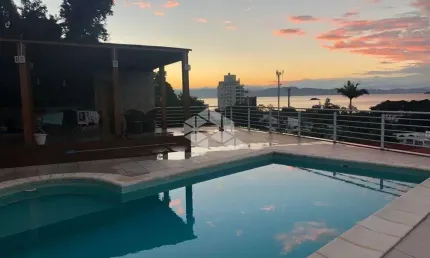 CASA DE ALTO PADRÃO 3 QUARTOS AGRONÔMICA - FLORIANÓPOLIS/SC