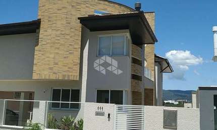 CASA DE 4 DORMITÓRIOS NO BAIRRO JOÃO PAULO - FLORIANOPOLIS/SC